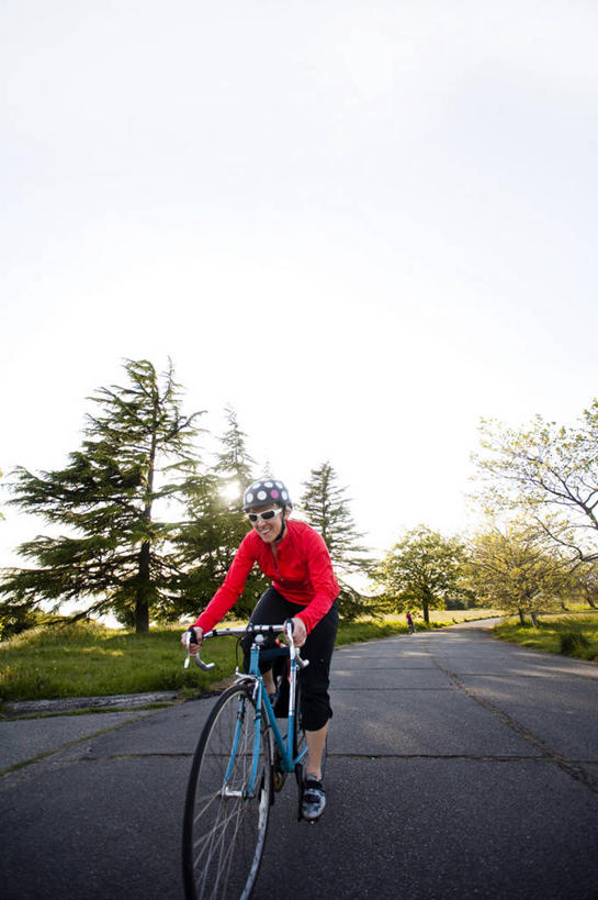 成年人,两个人,微笑,竖图,室外,白天,留白,镜头眩光,幸福,路,自行车,美国,朦胧,模糊,头饰,车,脚踏车,骑,太阳镜,交通工具,骑车,摄影,载具,自行车头盔,华盛顿州,西雅图,年轻女性,年轻人,休闲活动,彩图,对焦