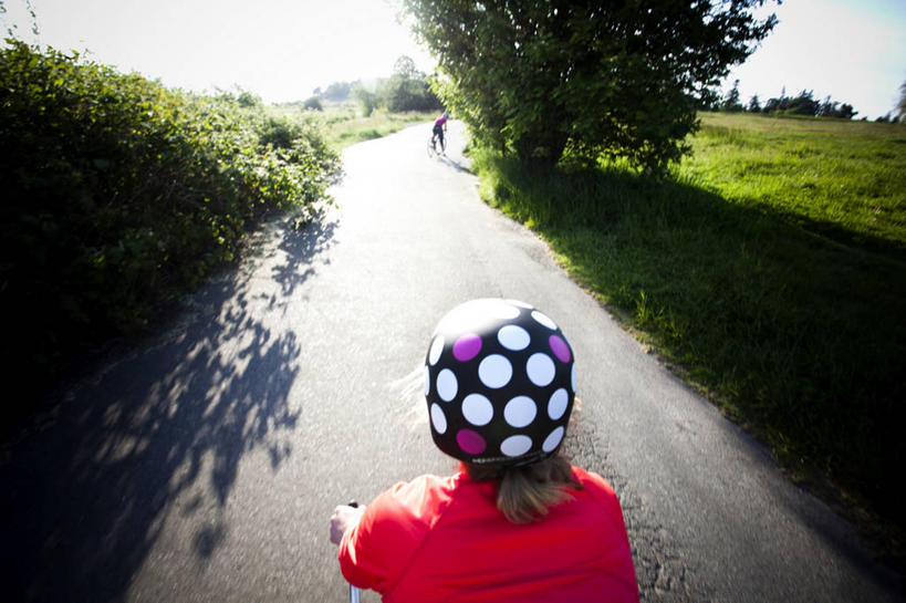 成年人,脸,头,脸颊,两个人,横图,俯视,室外,白天,留白,路,自行车,美国,头饰,肩膀,车,脚踏车,骑,背面,交通工具,骑车,摄影,载具,自行车头盔,华盛顿州,西雅图,年轻女性,年轻人,头部,脸部,脸蛋,面部,休闲活动,彩图,高角度拍摄,对焦