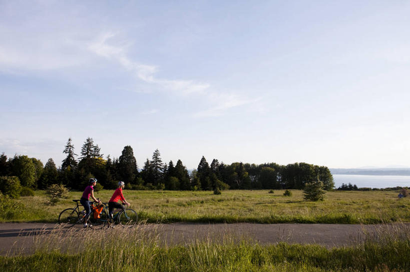 成年人,两个人,横图,室外,白天,留白,水,路,自行车,美国,车,脚踏车,骑,交通工具,骑车,摄影,载具,华盛顿州,西雅图,普吉特海湾,年轻女性,年轻人,休闲活动,彩图,对焦