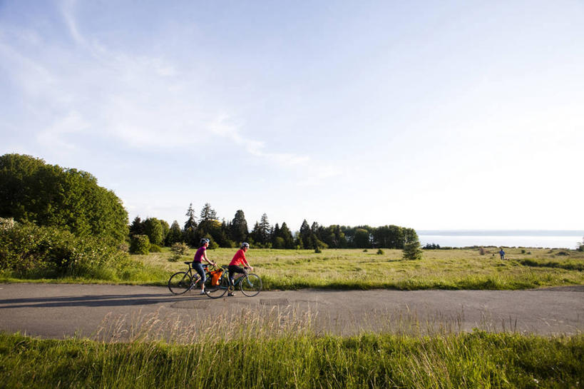 成年人,两个人,横图,室外,白天,留白,水,路,自行车,美国,车,脚踏车,骑,交通工具,骑车,摄影,载具,华盛顿州,西雅图,普吉特海湾,年轻女性,年轻人,休闲活动,彩图,对焦