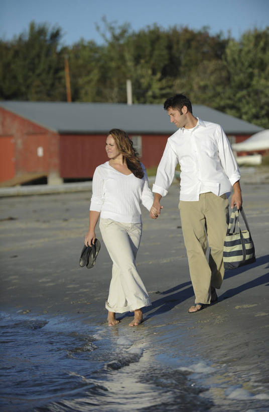 成年人,两个人,竖图,室外,白天,海洋,水,美国,浪漫,摄影,缅因州,男人,女人,海滩,手牵手,彩图,爱,对焦