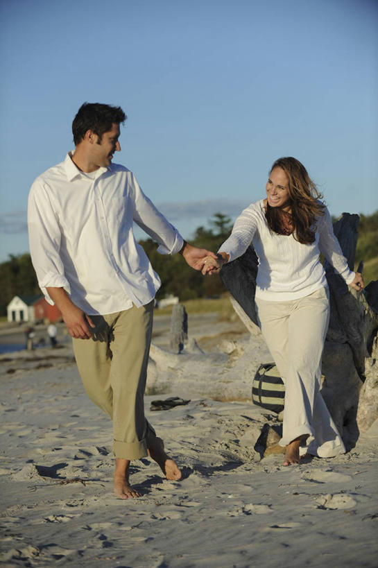 成年人,两个人,微笑,竖图,室外,白天,幸福,海洋,水,美国,浪漫,摄影,缅因州,男人,女人,海滩,手牵手,彩图,爱,对焦