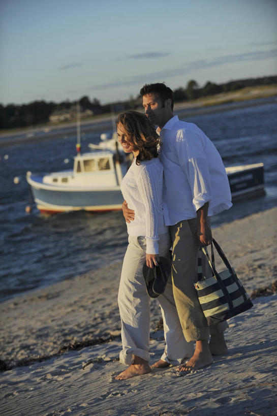 成年人,两个人,微笑,竖图,室外,白天,幸福,海洋,水,船,美国,浪漫,搭,运输,摄影,搭着,缅因州,男人,女人,海滩,彩图,爱,对焦