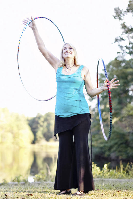 成年人,中年人,老年人,一个人,举,微笑,竖图,室外,白天,锻炼,幸福,美国,仅一个女性,仅一个人,托,仅一个中年女性,活力,摄影,生活方式,呼啦圈,阿拉巴马州,技能,老年女性,女人,女性,中年女性,举起,举手,举着,向上举,向上伸,向上托,彩图,对焦