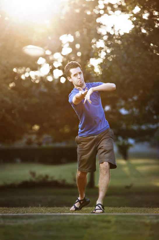 成年人,一个人,竖图,室外,白天,运动模糊,锻炼,美国,仅一个男性,仅一个人,仅一个年轻男性,飞盘,活力,摄影,生活方式,阿拉巴马州,男人,男性,年轻男性,年轻人,休闲活动,彩图,对焦
