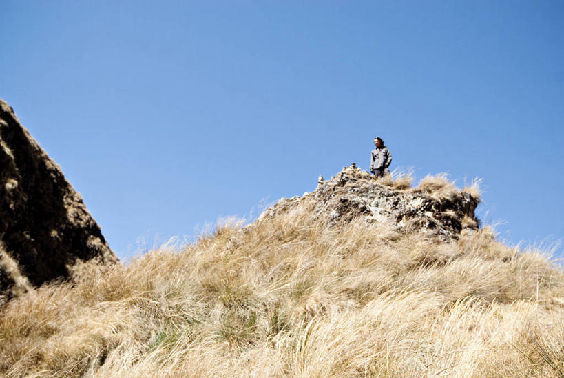 西方人,成年人,一个人,横图,室外,白天,留白,仰视,欧洲,秘鲁,欧洲人,仅一个男性,仅一个人,山顶,仅一个年轻男性,摄影,印加遗迹,山口,男人,男性,年轻男性,白种人,亚洲人,年轻人,彩图,低角度拍摄,旅行,对焦