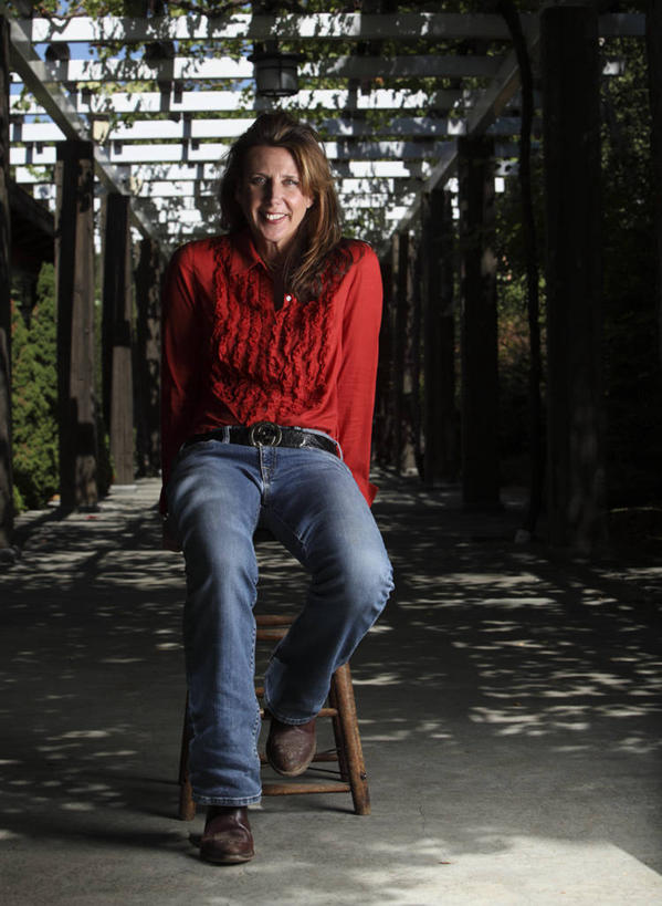 西方人,成年人,中年人,老年人,一个人,坐,微笑,竖图,室外,白天,幸福,欧洲,美国,欧洲人,仅一个女性,仅一个人,休闲装,仅一个中年女性,摄影,加利福尼亚,肖像,老年女性,女人,女性,中年女性,白种人,彩图,希尔兹堡,对焦