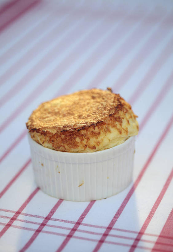 点心,奶酪,无人,竖图,室内,白天,留白,烘焙,下午茶,法国,巴黎,欧洲,干酪,起司,食品,芝士,首都,营养,饮食,桌布,食物,糕点,一个,乳酪,摄影,单个,乳制品,清新,发酵,式样,彩图,蛋奶酥,梳乎厘,舒芙里,蛋糕,乳酪蛋奶酥,对焦