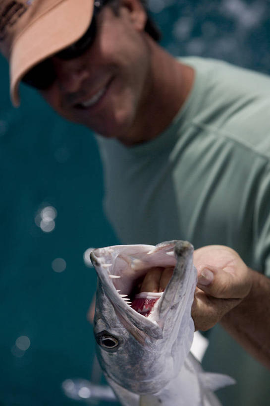 成年人,中年人,老年人,一个人,微笑,竖图,俯视,室外,白天,幸福,骄傲,海洋,水,美国,仅一个男性,仅一个人,仅一个中年男性,拿着,动物,太阳镜,摄影,北美,北美洲,清新,美洲,梭鱼类,佛罗里达,佛罗里达州,佛州,阳光州,北亚美利加洲,亚美利加洲,老年男性,男人,男性,中年男性,半身,彩图,高角度拍摄,美利坚合众国,对焦