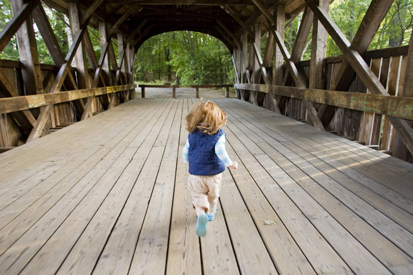 儿童,一个人,跑,横图,室外,白天,纯洁,美国,仅一个女性,仅一个人,木制,小孩,背面,仅一个小孩,活力,可爱,童年,童趣,摄影,人行桥,童真,烂漫,无邪,缅因州,天真,女孩,女人,女性,孩子,休闲活动,彩图,女生,对焦