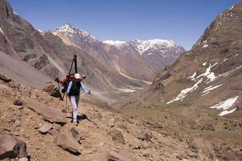 成年人,中年人,老年人,一个人,横图,室外,白天,锻炼,旅游,度假,探险,运动,火山,山,智利,仅一个女性,仅一个人,地形,娱乐,车,风景,交通工具,仅一个中年女性,享受,休闲,放松,活力,摄影,雪橇,运送,载具,雪橇车,背包客,登山杖,安地斯山脉,冒险,老年女性,女人,女性,中年女性,岩石,休闲活动,彩图,对焦,越野行走