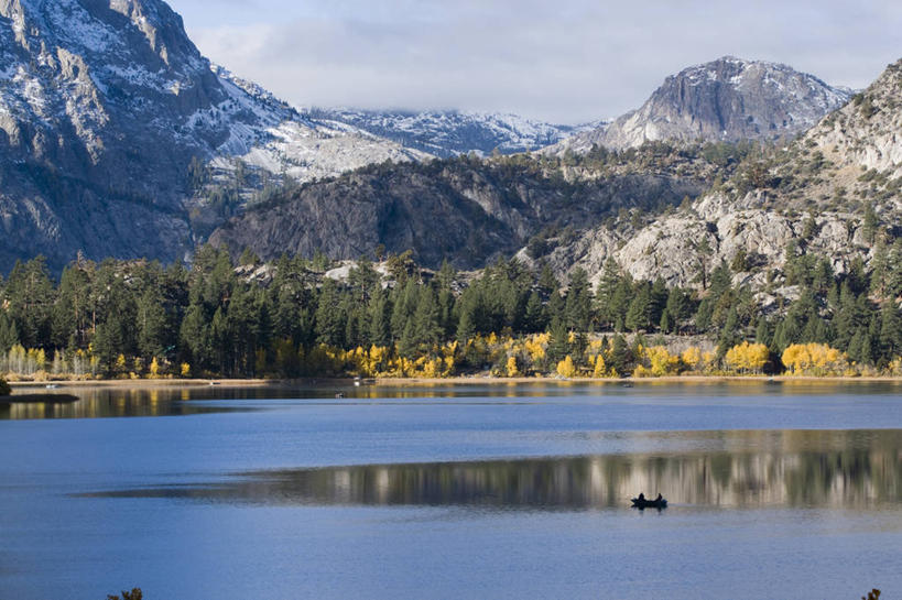 横图,室外,白天,湖,森林,山,山脉,水,船,美国,地形,树,风景,运输,摄影,北美,北美洲,加利福尼亚,美洲,加州,加利福尼亚州,内华达山,内华达山脉,金州,黄金州,北亚美利加洲,亚美利加洲,秋天,彩图,钓鱼,美利坚合众国,对焦