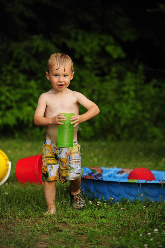 婴儿,儿童,一个人,微笑,竖图,室外,白天,正面,幸福,纯洁,水,美国,仅一个人,泳裤,拿着,小孩,夏天,可爱,童年,摄影,活泼,宝宝,肖像,纯真,烂漫,无邪,宾夕法尼亚,恶作剧,无忧无虑,伶俐,天真,孩子,休闲活动,步行,彩图,对焦