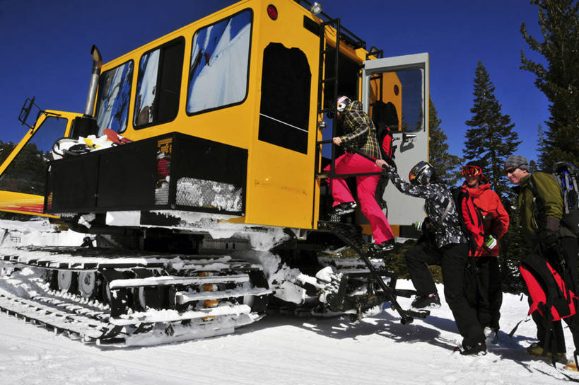 成年人,中年人,四个人,横图,室外,白天,雪,美国,乘客,朦胧,模糊,极限运动,运输,摄影,加利福尼亚,上车,滑雪服,男人,中年男性,中年女性,彩图,对焦
