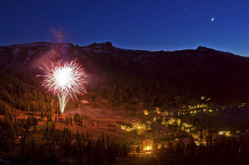 无人,横图,室外,夜晚,爆炸,森林,山,美国,节日,庆祝,地形,文化,树,风景,庆典,摄影,纪念,照亮,加利福尼亚,彩图,对焦,独立日