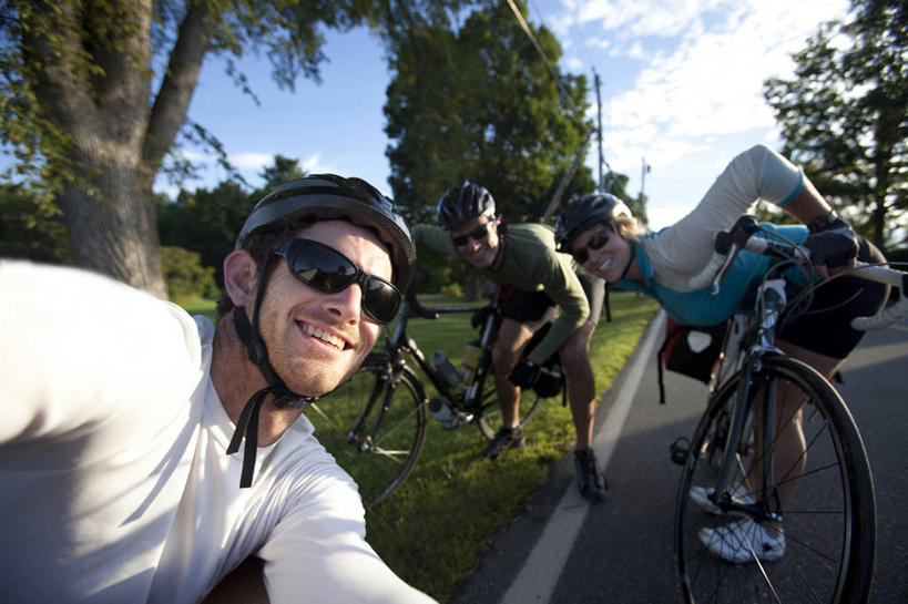 西方人,成年人,中年人,老年人,脸,头,脸颊,三个人,微笑,横图,室外,白天,友谊,幸福,自行车,欧洲,美国,欧洲人,头饰,路边,肩膀,车,脚踏车,骑,交通工具,骑车,摄影,载具,肖像,自行车头盔,缅因州,老年男性,年轻男性,年轻女性,白种人,年轻人,头部,脸部,脸蛋,面部,休闲活动,彩图,对焦