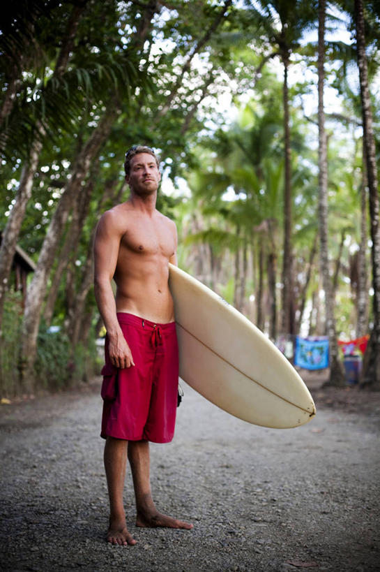 成年人,一个人,竖图,室外,白天,泳装,哥斯达黎加,仅一个男性,仅一个人,短裤,冲浪板,拿着,裸露,树,仅一个年轻男性,摄影,北美,北美洲,中美洲,拉丁美洲,肖像,美洲,裸,北亚美利加洲,亚美利加洲,哥斯达黎加共和国,男人,男性,年轻男性,年轻人,彩图,彭塔雷纳斯,对焦
