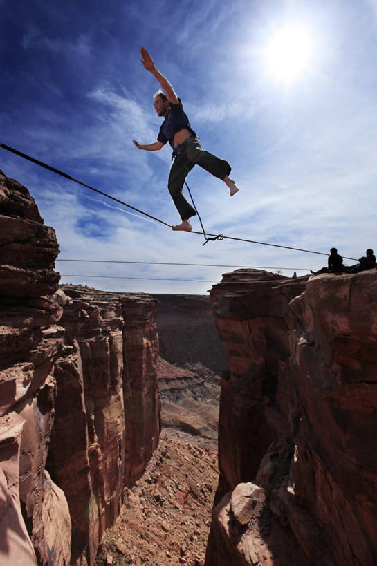 成年人,一个人,竖图,室外,白天,镜头眩光,仰视,风险,运动,峡谷,美国,钢丝,悬崖,高处,极限运动,绳子,果盘,平衡,摄影,专心,挑战,犹他,技能,走钢丝,冒险,危险,男人,彩图,低角度拍摄,摩押,对焦