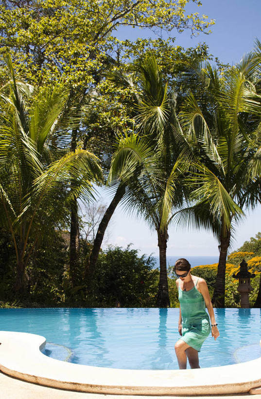 成年人,一个人,体育馆,游泳池,竖图,室外,白天,留白,度假,海洋,水,棕榈树,哥斯达黎加,仅一个年轻女性,仅一个女性,仅一个人,水池,水面,休闲装,泳池,树,太阳镜,放松,摄影,游泳馆,北美,北美洲,中美洲,拉丁美洲,华贵,美洲,北亚美利加洲,亚美利加洲,哥斯达黎加共和国,年轻女性,女人,女性,年轻人,休闲活动,彩图,旅行,彭塔雷纳斯,对焦