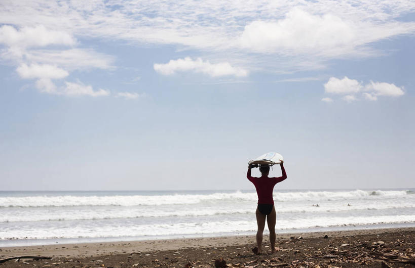 成年人,一个人,横图,室外,白天,留白,泳装,海洋,水,哥斯达黎加,冲浪板,水平线,云,背面,头顶,摄影,北美,北美洲,中美洲,拉丁美洲,美洲,北亚美利加洲,亚美利加洲,哥斯达黎加共和国,女人,海滩,彩图,彭塔雷纳斯,对焦