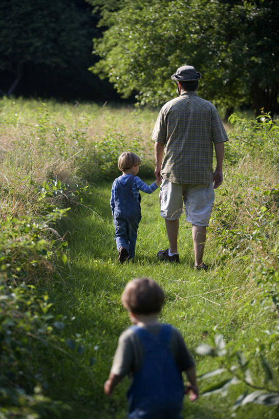 西方人,儿童,成年人,中年人,三个人,四个人,家庭,夫妻,母亲,父亲,儿子,兄弟,竖图,室外,白天,爱情,纯洁,草地,欧洲,美国,欧洲人,浪漫,休闲装,小孩,背面,温暖,温馨,父子,母子,一家人,恩爱,父爱,可爱,母爱,童年,童趣,恋人,摄影,和睦,童真,烂漫,无邪,马萨诸塞,天真,男孩,男人,男性,年轻男性,年轻女性,女人,女性,中年男性,白种人,孩子,年轻人,夫妇,情侣,手牵手,彩图,伴侣,融洽,男生,对焦,贝弗利