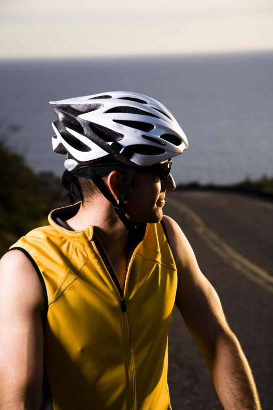 西方人,成年人,一个人,竖图,室外,运动服,锻炼,运动,海洋,日落,水,路,自行车,欧洲,美国,欧洲人,仅一个男性,仅一个人,头饰,海岸线,水平线,车,脚踏车,仅一个年轻男性,骑,太阳镜,交通工具,骑车,思考,活力,摄影,生活方式,加利福尼亚,载具,肖像,自行车头盔,马里布,男人,男性,年轻男性,白种人,年轻人,休闲活动,半身,彩图,对焦