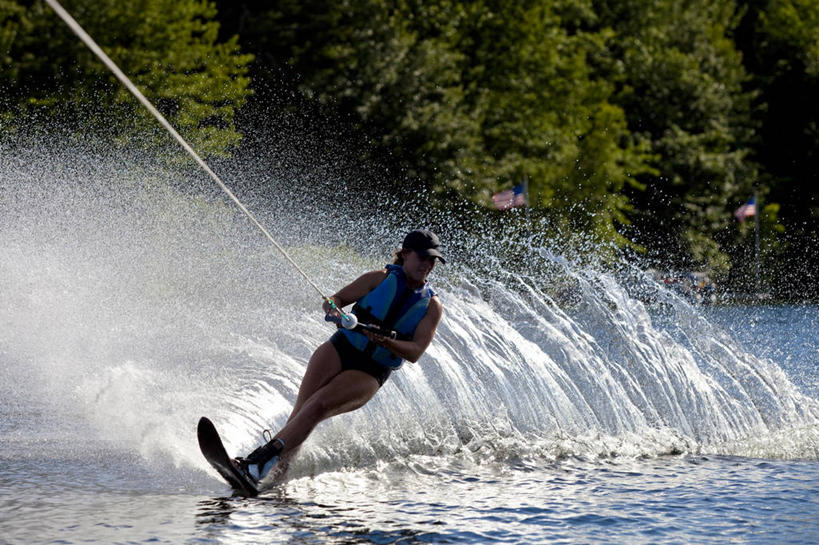 成年人,一个人,横图,室外,白天,留白,锻炼,运动,湖,水,美国,仅一个年轻女性,仅一个女性,仅一个人,溅,拿着,极限运动,绳子,摄影,活动,室外运动,滑水,户外运动,水上运动,缅因州,滑水运动,体育,年轻女性,女人,女性,年轻人,休闲活动,彩图,健身,对焦