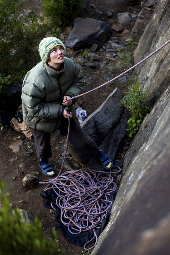 成年人,一个人,竖图,俯视,室外,白天,运动,团队,攀岩,澳大利亚,仅一个女性,极限运动,绳子,向上看,寒冷,摄影,观看,协助,岩层,决心,塔斯马尼亚,挑战,棉袄,霍巴特,女人,岩石,彩图,高角度拍摄,对焦