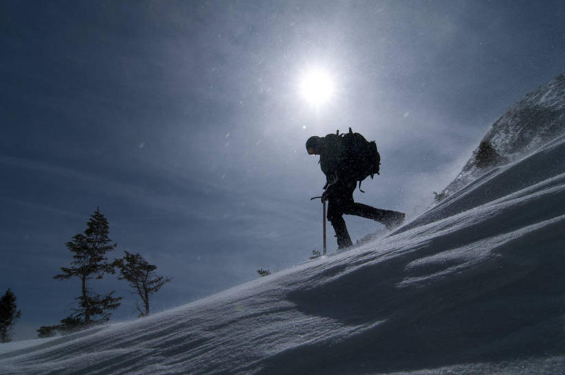 成年人,一个人,横图,室外,白天,留白,镜头眩光,仰视,旅游,度假,探险,山,雪,美国,仅一个男性,娱乐,享受,休闲,放松,摄影,北美,北美洲,美洲,剪影,新罕布什尔州,北亚美利加洲,亚美利加洲,新罕布什尔,新罕布夏州,花岗岩州,花冈岩之州,滑雪之州,下移,新英格兰,纽英仑,冒险,男人,休闲活动,彩图,低角度拍摄,美利坚合众国,护林员,对焦,阿巴拉契亚