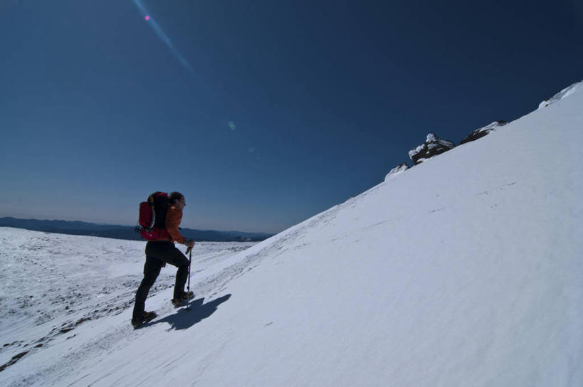 西方人,成年人,一个人,横图,室外,白天,留白,镜头眩光,运动服,旅游,度假,探险,山,山脉,雪,欧洲,美国,欧洲人,仅一个男性,仅一个人,娱乐,仅一个年轻男性,享受,休闲,放松,摄影,上升,北美,北美洲,决心,美洲,万里无云,新罕布什尔州,北亚美利加洲,亚美利加洲,新罕布什尔,新罕布夏州,花岗岩州,花冈岩之州,滑雪之州,新英格兰,阿巴拉契亚山脉,白山山脉,纽英仑,冒险,男人,男性,年轻男性,白种人,年轻人,休闲活动,彩图,美利坚合众国,对焦,阿巴拉契亚