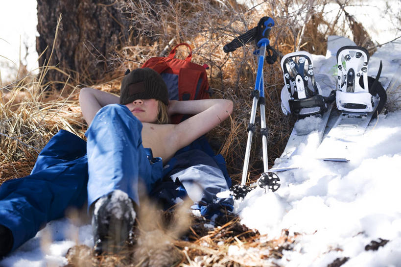 儿童,一个人,横图,室外,白天,纯洁,雪,帽子,美国,仅一个男性,仅一个人,抱头,冬天,裸露,小孩,仅一个小孩,休息,放松,可爱,童年,童趣,摄影,双手抱头,加利福尼亚,裸,童真,烂漫,无邪,捧首,捧头,滑雪靴,天真,男孩,男人,男性,孩子,仰卧,彩图,男生,对焦