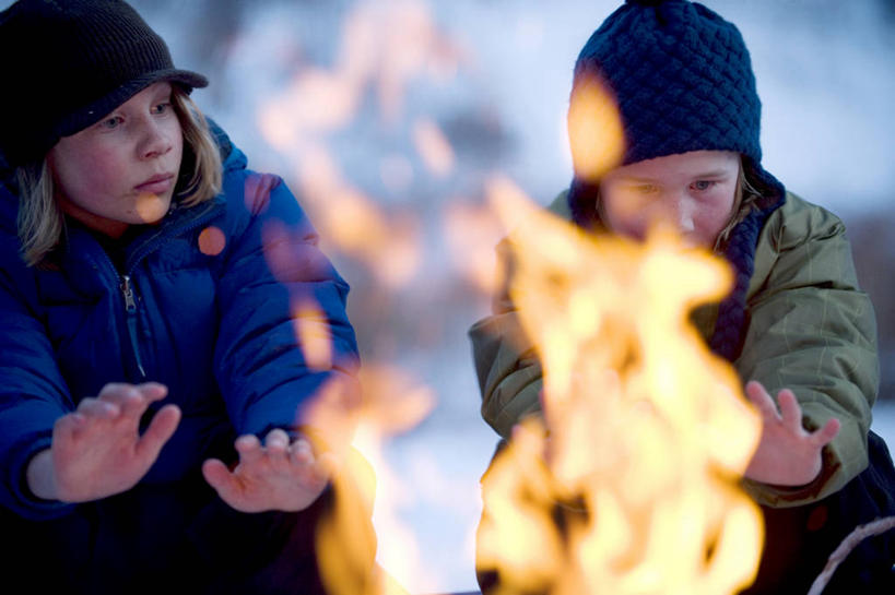 儿童,两个人,家庭,兄弟,横图,室外,白天,纯洁,雪,火,帽子,美国,火焰,冬天,燃烧,热,小孩,寒冷,可爱,童年,童趣,摄影,加利福尼亚,童真,烂漫,无邪,棉袄,天真,男孩,男性,孩子,彩图,营火,对焦