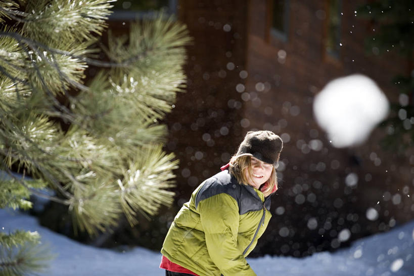 儿童,一个人,微笑,横图,室外,白天,留白,幸福,纯洁,雪,帽子,美国,仅一个男性,仅一个人,冬天,小孩,仅一个小孩,寒冷,可爱,童年,童趣,摄影,雪球,加利福尼亚,肖像,童真,烂漫,无邪,棉袄,太浩湖,天真,男孩,男人,男性,孩子,扔,彩图,男生,对焦,塔基