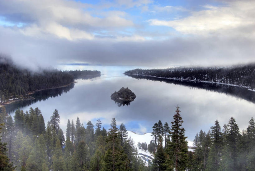 无人,横图,室外,白天,留白,湖,森林,水,雾,美国,反射,岛,云,冬天,树,风景,寒冷,摄影,宁静,加利福尼亚,太浩湖,针叶树,彩图,对焦,翡翠湾