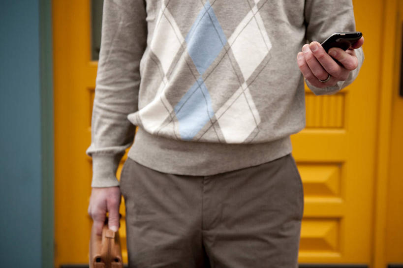 西方人,成年人,中年人,一个人,横图,室外,白天,通讯,城市,手机,欧洲,美国,欧洲人,仅一个男性,仅一个人,仅一个中年男性,公文包,拿着,摄影,发短信,俄勒冈州,波特兰,无线电技术,男人,男性,中年男性,白种人,彩图,对焦