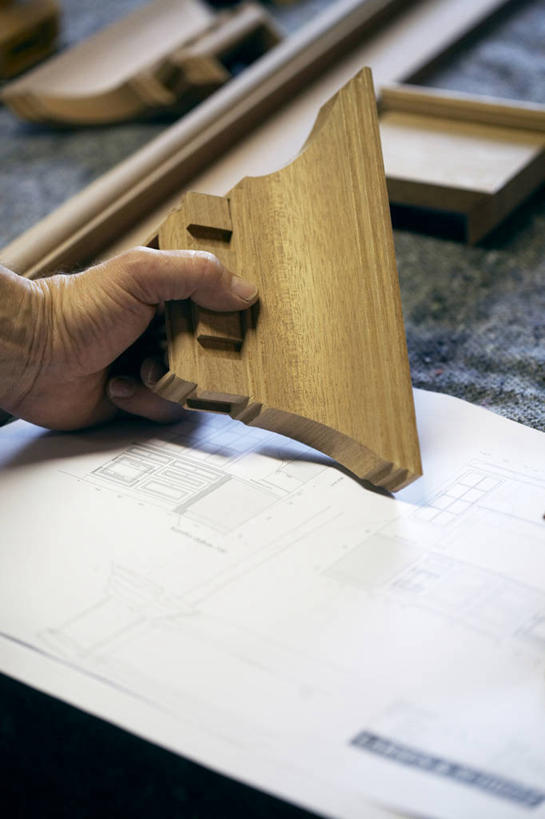 成年人,手,一个人,竖图,室内,留白,建筑,丹麦,欧洲,仅一个男性,准备,木制,拿着,摄影,部分,文档,蓝图,计划书,男人,设计,彩图,对焦