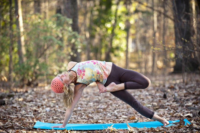 成年人,中年人,一个人,横图,室外,白天,留白,运动服,锻炼,森林,帽子,美国,仅一个女性,仅一个人,俯身,树,仅一个中年女性,健康,赤脚,放松,力量,平衡,瑜珈,摄影,生活方式,敏捷,弹性,阿拉巴马州,女人,女性,中年女性,休闲活动,彩图,对焦,禅宗