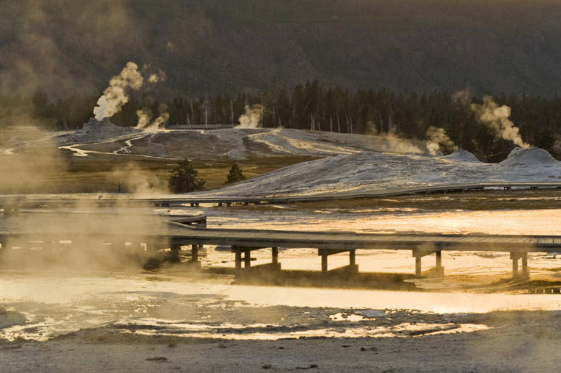 无人,公园,横图,室外,留白,日落,森林,水,美国,蒸汽,桥,联系,热,风景,黄昏,地标建筑,摄影,北美,北美洲,国家公园,美洲,黄石国家公园,怀俄明州,怀俄明,黄石公园,间歇泉,北亚美利加洲,亚美利加洲,平等之州,彩图,旅行,美利坚合众国,上间歇泉盆地,对焦