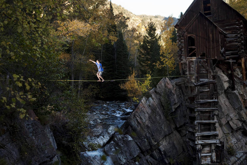成年人,一个人,横图,室外,白天,留白,风险,河流,水,美国,仅一个男性,仅一个人,钢丝,高处,极限运动,仅一个年轻男性,平衡,摄影,科罗拉多州,走钢丝,危险,男人,男性,年轻男性,年轻人,彩图,小木屋,对焦
