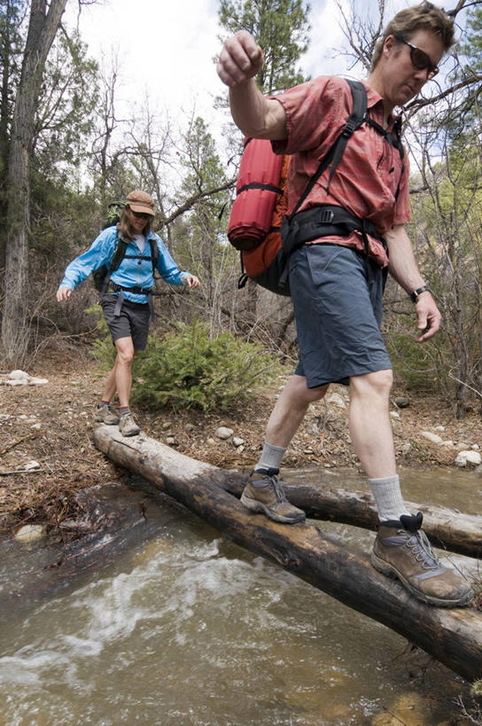 成年人,中年人,两个人,微笑,竖图,室外,白天,旅游,度假,美景,森林,美国,景观,娱乐,小溪,自然,享受,休闲,景色,放松,平衡,摄影,泥,圆木,自然风光,肖像,生存,背包客,科罗拉多州,杜兰戈,冒险,中年男性,中年女性,步行,彩图