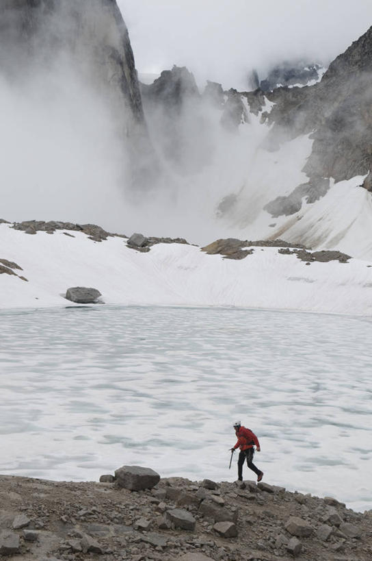成年人,一个人,竖图,室外,白天,侧面,旅游,度假,湖,美景,雨,雾,加拿大,仅一个男性,融化,冰,景观,宏伟,娱乐,蓝色,自然,享受,休闲,景色,放松,寒冷,摄影,岩层,自然风光,冰河,大不列颠哥伦比亚,冰镐,冒险,岩石,步行,彩图