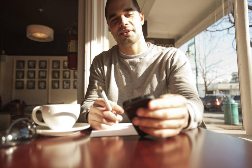 成年人,中年人,脸,头,脸颊,一个人,坐,微笑,横图,室内,白天,正面,快乐,通讯,幸福,桌子,手机,美国,仅一个男性,仅一个人,仅一个中年男性,学习,杯,拿着,饮食,肩膀,思考,摄影,生活方式,发短信,咖啡店,华盛顿州,无线电技术,男人,男性,中年男性,头部,脸部,脸蛋,面部,休闲活动,彩图,柯克兰