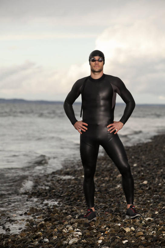 西方人,成年人,中年人,一个人,运动员,站,竖图,室外,白天,正面,旅游,度假,运动,美景,欧洲,美国,欧洲人,仅一个男性,仅一个人,仅一个中年男性,光线,眼镜,泳镜,景观,光芒,娱乐,黑色,自然,游泳眼镜,叉腰,享受,休闲,景色,放松,活力,摄影,生活方式,张开双腿,自然风光,游泳帽,肖像,田径运动员,华盛顿州,展开双腿,男人,男性,中年男性,白种人,海滩,彩图,伸展双腿,铁人三项