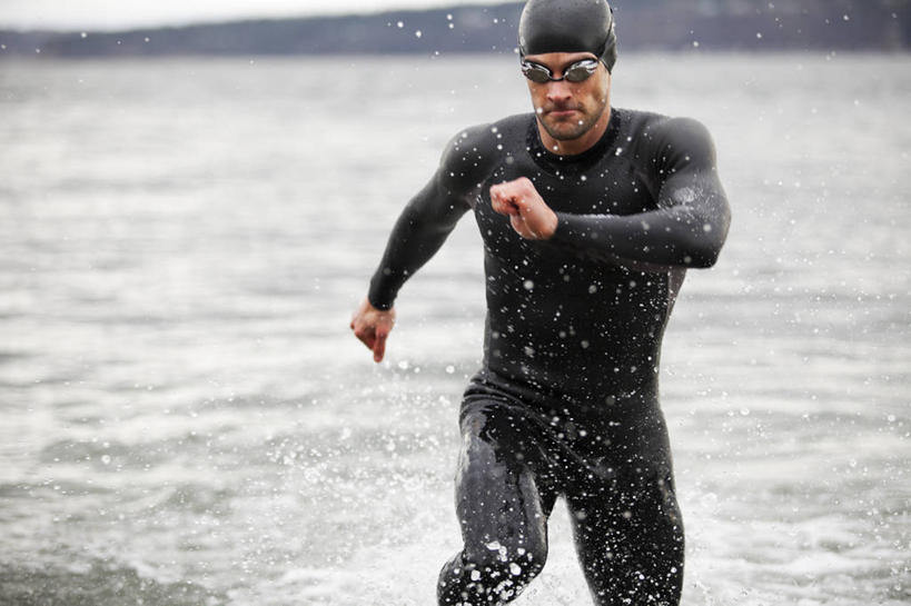 西方人,成年人,中年人,一个人,运动员,横图,室外,白天,正面,运动,水,欧洲,美国,欧洲人,仅一个男性,仅一个人,仅一个中年男性,溅,光线,眼镜,泳镜,光芒,黑色,游泳眼镜,活力,摄影,生活方式,迅速,敏捷,游泳帽,田径运动员,华盛顿州,男人,男性,中年男性,白种人,彩图,铁人三项