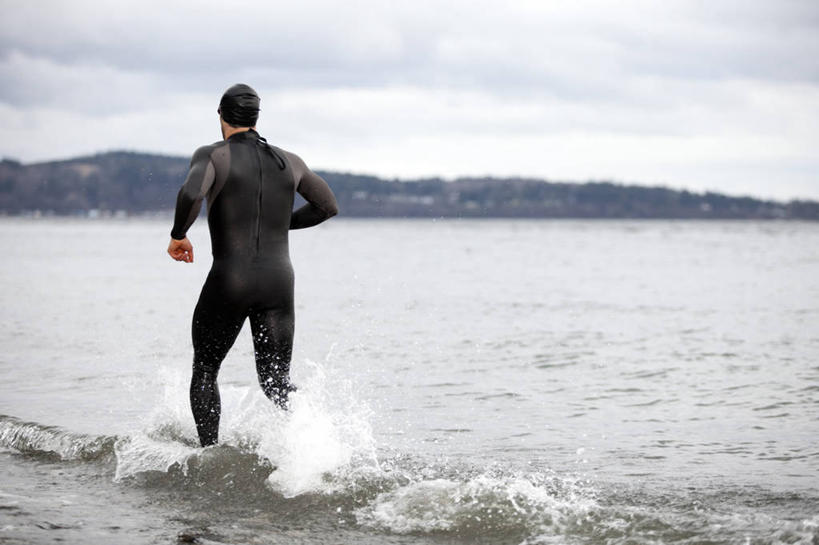 西方人,成年人,中年人,一个人,运动员,横图,室外,白天,运动,水,欧洲,美国,欧洲人,仅一个男性,仅一个人,仅一个中年男性,溅,黑色,活力,摄影,生活方式,迅速,敏捷,游泳帽,田径运动员,华盛顿州,男人,男性,中年男性,白种人,彩图,铁人三项