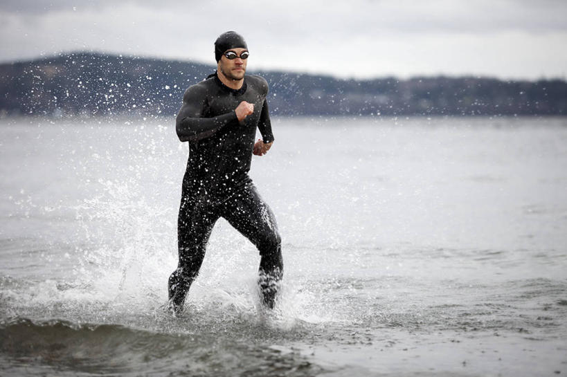 西方人,成年人,中年人,一个人,运动员,横图,室外,白天,运动,水,欧洲,美国,欧洲人,仅一个男性,仅一个人,仅一个中年男性,溅,光线,眼镜,泳镜,光芒,黑色,游泳眼镜,活力,摄影,生活方式,迅速,敏捷,游泳帽,田径运动员,华盛顿州,男人,男性,中年男性,白种人,彩图,铁人三项