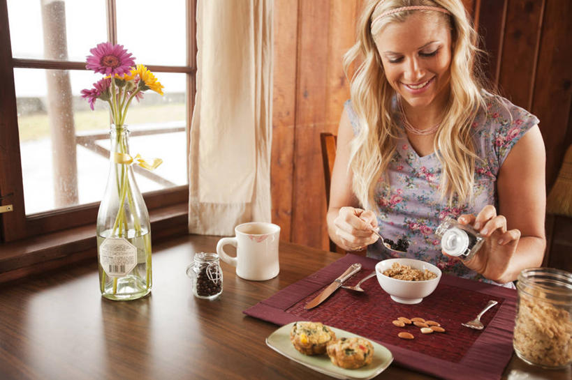 西方人,成年人,头发,一个人,家庭,坐,微笑,横图,室内,白天,侧面,早餐,快乐,幸福,厨房,桌子,花瓶,欧洲,美国,欧洲人,仅一个年轻女性,仅一个女性,仅一个人,服装,杯,休闲装,饮食,花,衣服,碗,温暖,温馨,一家人,金色,放松,活力,摄影,服饰,生活方式,和睦,衣着,早晨,穿着,格兰诺拉麦片,健康食物,华盛顿州,衣饰,年轻女性,女人,女性,白种人,年轻人,长发,直发,半身,彩图,融洽