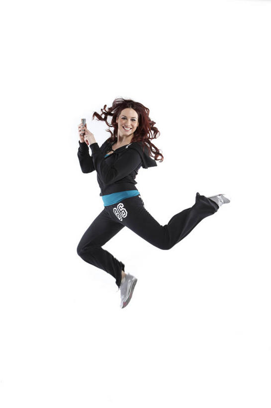 西方人,成年人,一个人,跳,笑,微笑,露齿笑,竖图,留白,白色背景,通讯,幸福,手机,欧洲,欧洲人,仅一个年轻女性,仅一个女性,仅一个人,半空,拿着,休闲装,活力,摄影,发短信,肖像,无线电技术,年轻女性,女人,女性,白种人,年轻人,长发,彩图,影棚拍摄,美人