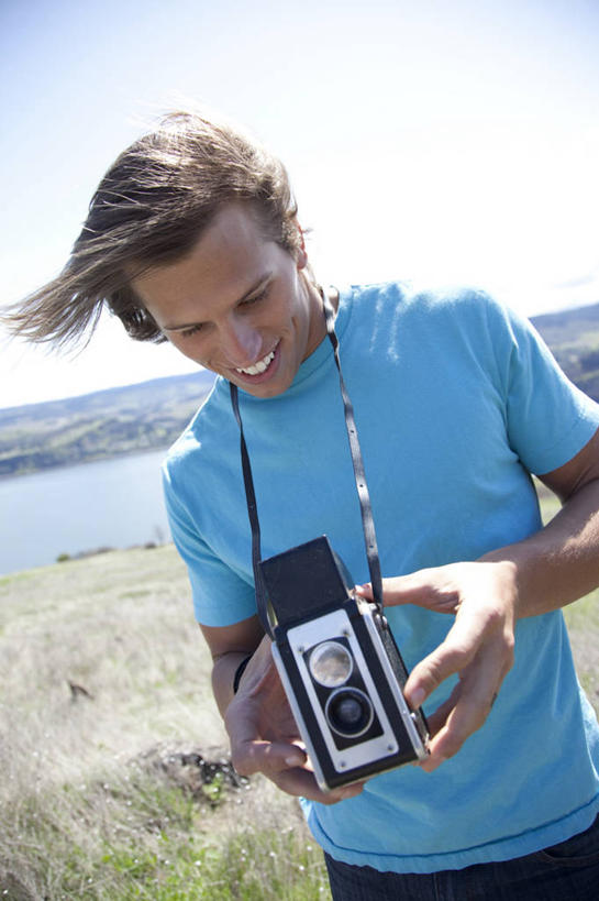 西方人,成年人,头发,一个人,站,微笑,竖图,室外,白天,旅游,度假,河流,美景,相机,日光,欧洲,美国,欧洲人,仅一个男性,仅一个人,地形,景观,古典,T恤,拿着,休闲装,娱乐,仅一个年轻男性,拍照,风景,自然,享受,休闲,金色,景色,放松,摄影,怀旧,专心,北美,享乐,自然风光,记忆,俄勒冈州,胡德河峡谷,男人,男性,年轻男性,白种人,年轻人,休闲活动,半身,彩图