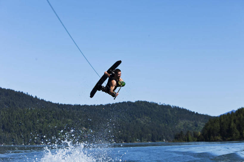 西方人,一个人,运动员,跳,横图,室外,白天,锻炼,兴奋,运动,森林,山,水,欧洲,美国,欧洲人,溅,半空,极限运动,绳子,摄影,室外运动,滑水,户外运动,水上运动,特技,技能,滑水运动,体育,白种人,年轻人,彩图,健身